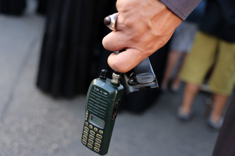 Un bărbat ține în mână un dispozitiv walkie talkie după ce a scos bateria în timpul funeraliilor persoanelor ucise după explozia a sute de pagere în Liban, pe 17 septembrie, în suburbiile din sudul Beirutului, pe 18 septembrie 2024. / FOTO: ANWAR AMRO / AFP / Profimedia