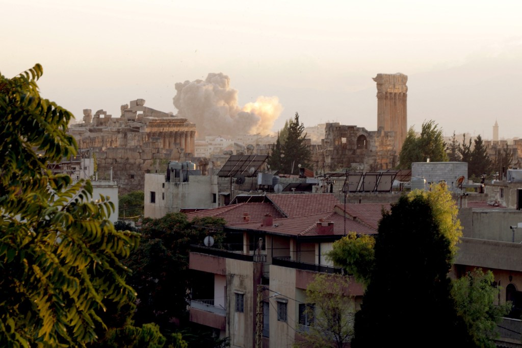 Atac israelian aerian asupra orașului Baalbeck pe 23 septembrie 2024, în timp ce tensiunea dintre Israel și Hezbollah escaladează / Sute de persoane au murit în Liban, luni, printre care și zeci de copii / FOTO: Nidal SOLH / AFP / Profimedia