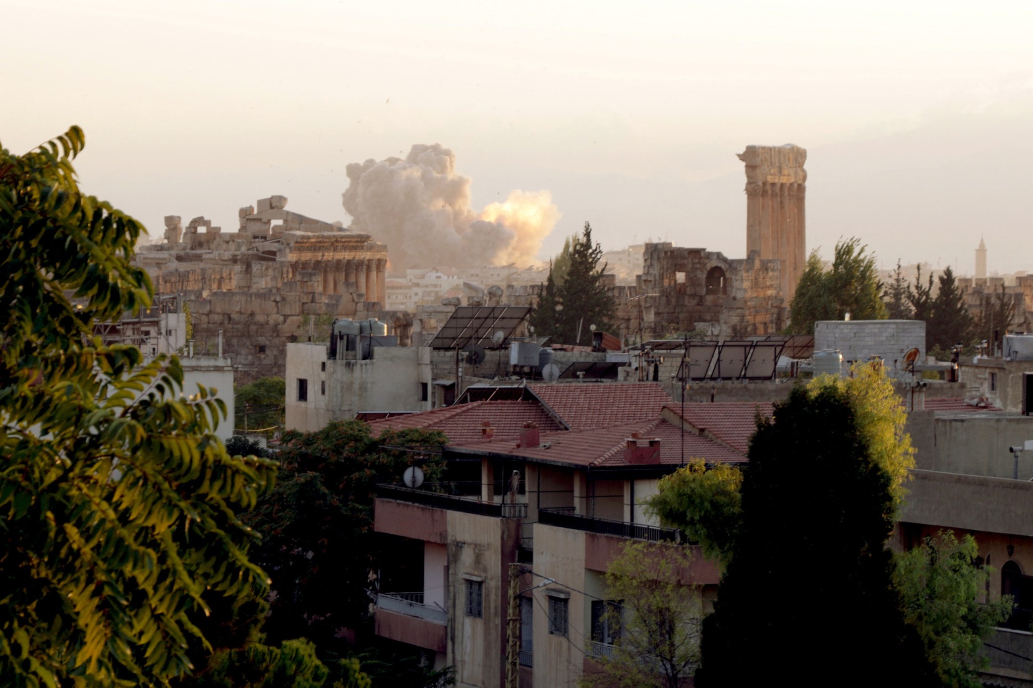 Atac israelian aerian asupra orașului Baalbeck pe 23 septembrie 2024, în timp ce tensiunea dintre Israel și Hezbollah escaladează / Sute de persoane au murit în Liban, luni, printre care și zeci de copii / FOTO: Nidal SOLH / AFP / Profimedia