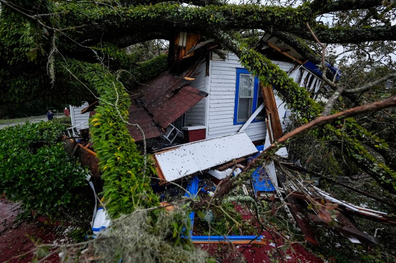 O casă de 100 de ani, distrusă după ce un stejar a căzut peste ea după ce uraganul Helene a trecut prin Valdosta, Georgia / FOTO: Mike Stewart / AP / Profimedia