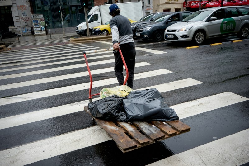 Până să învețe românii să recicleze o fac „profesioniștii”. O meserie de acum 30 de ani a reînviat ca să salveze sistemul românesc de garanție- returnare