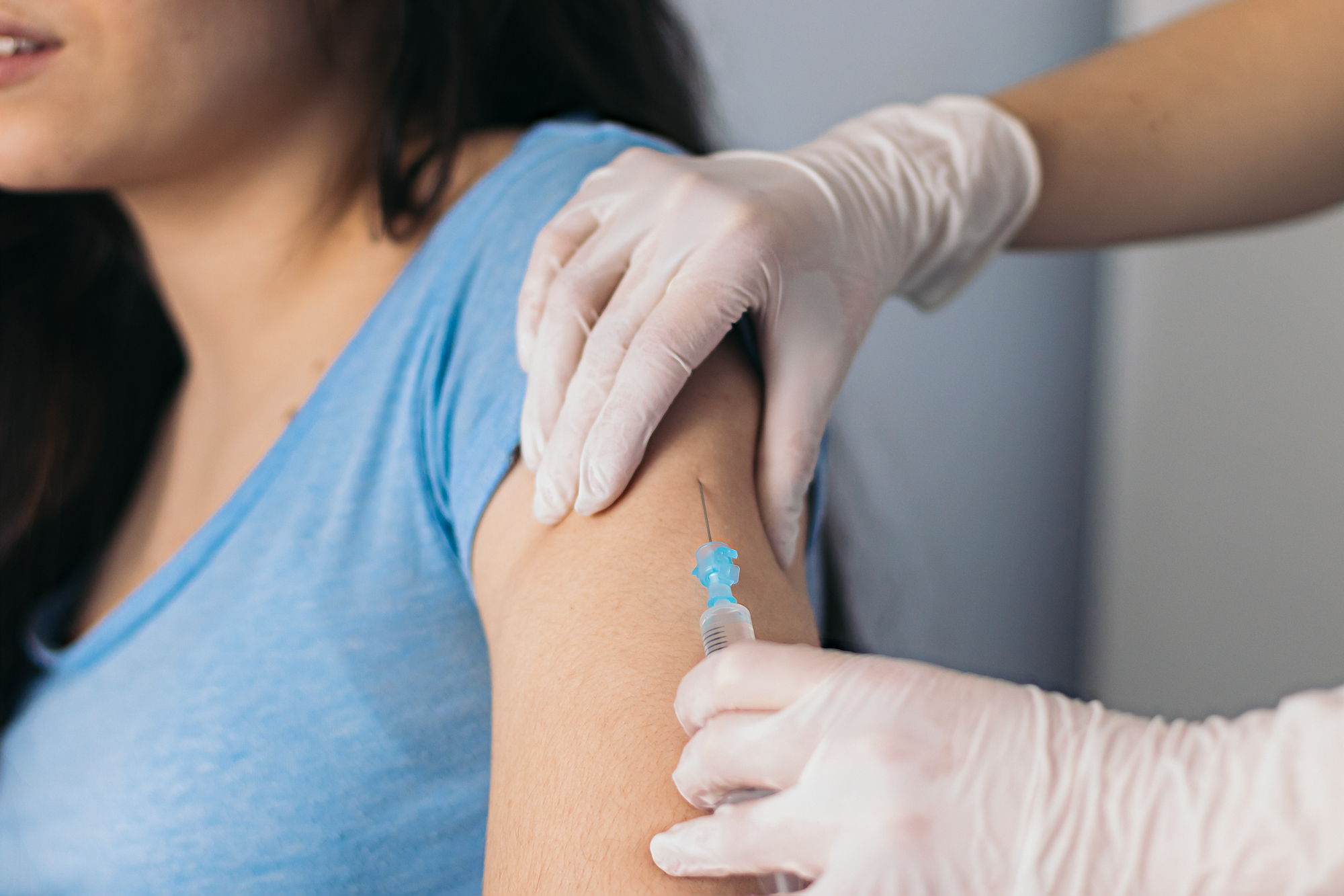 Câte femei s-au vaccinat împotriva HPV de când vaccinul este 50% compensat și de ce este importantă imunizarea și la maturitate