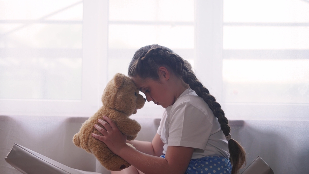 Copiii expuși în mod repetat la violență fizică dezvoltă adesea simptome de anxietate, depresie sau chiar tulburări de comportament. FOTO: Shutterstock