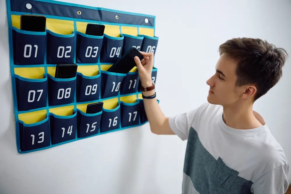 Telefoanele pot fi lăsate la intrarea în școală, în spații special amenajate. FOTO: Shutterstock