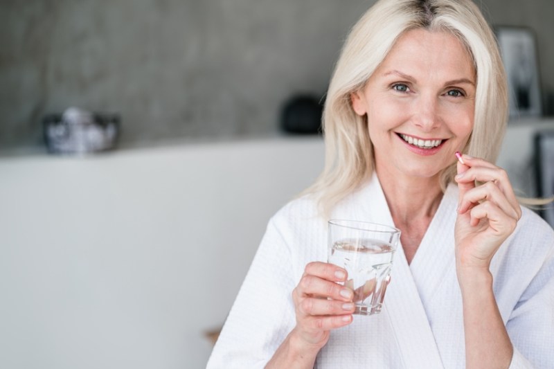 Menopauza afectează femeile până la os. Pierderea densității osoase la menopauză contribuie semnificativ la rate mai mari de osteoporoză și fracturi, semnalează OMS. FOTO. Shutterstock