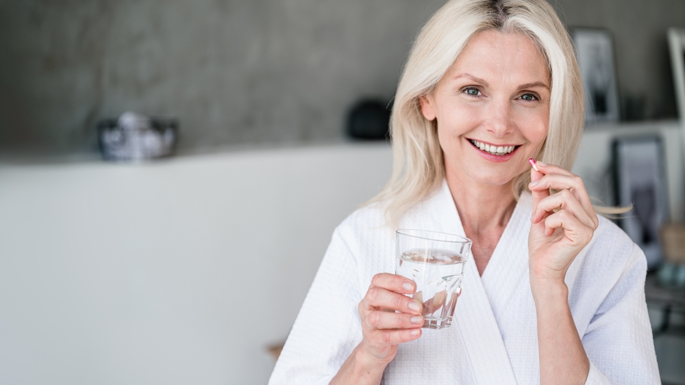 Menopauza afectează femeile până la os. Pierderea densității osoase la menopauză contribuie semnificativ la rate mai mari de osteoporoză și fracturi, semnalează OMS. FOTO. Shutterstock