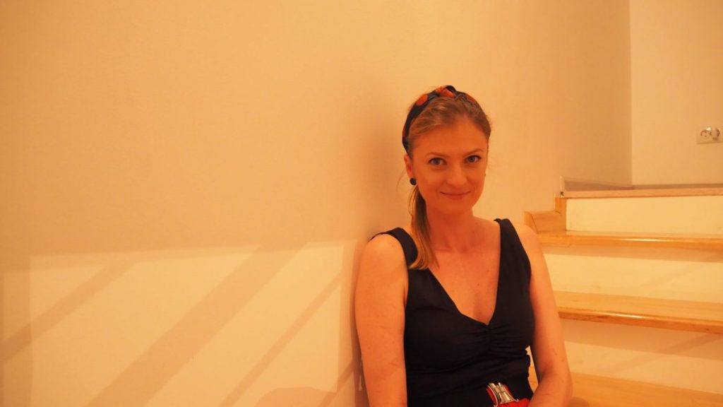 După ce a încercat mai multe tratamente medicamentoase, spre finalul lui 2010, când și-a dat seama că nimic nu o ajută să scape de durerile din ce în ce mai mari, Raluca a decis să se opereze.