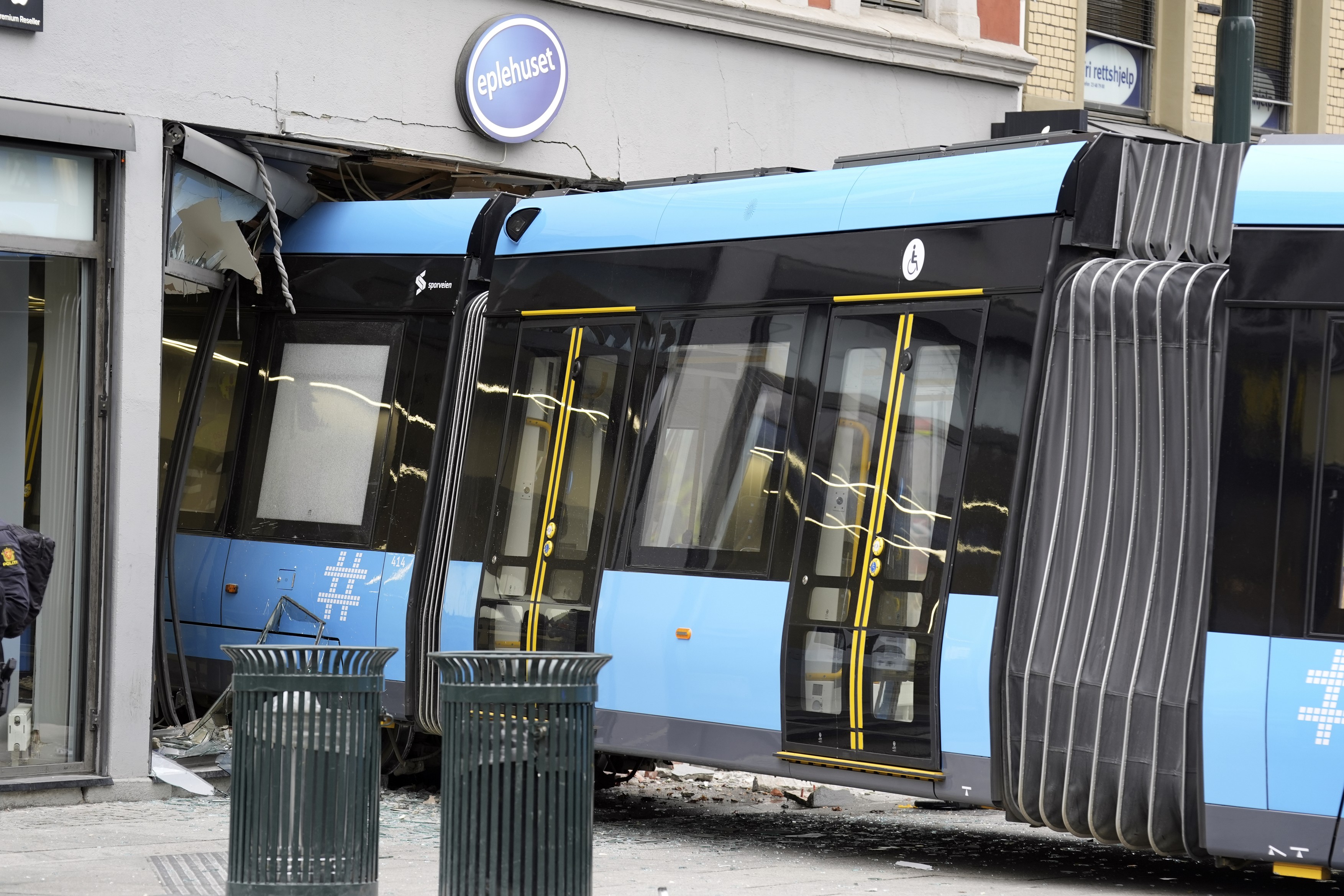 Tramvai deraiat în Oslo: Patru răniți după ce a intrat într-un magazin