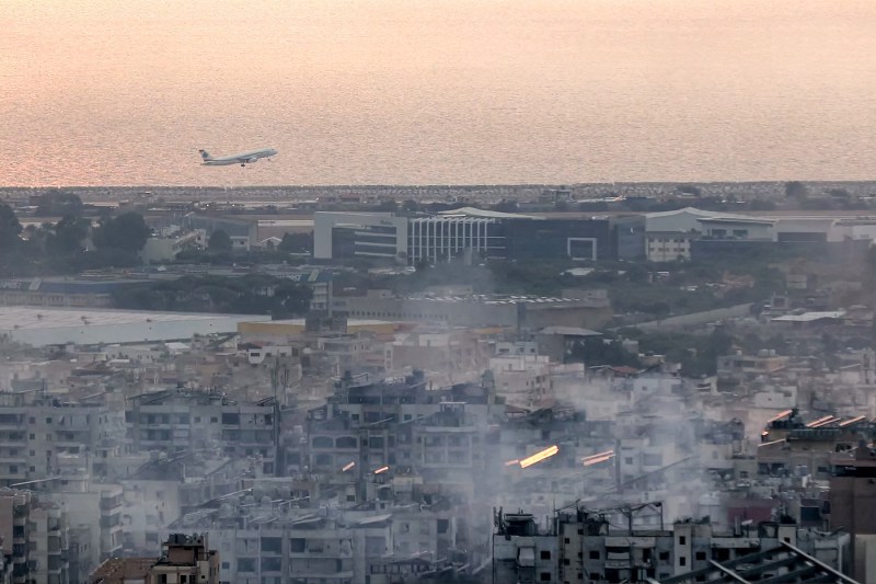 Noi lovituri israeliene în Beirut. A fost vizat biroul partidului Baas sirian, un responsabil Hezbollah se afla în clădire