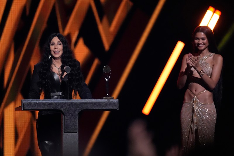 VIDEO Cher a ajuns, în sfârșit, în Rock & Roll Hall of Fame / Gluma făcută de cântăreață: „A fost mai uşor să conving doi bărbaţi să divorţeze”