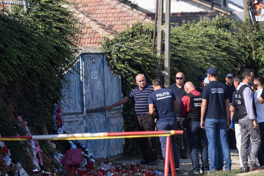 Gheorghe Dincă, criminalul din Caracal, la reconstituire alături de polițiști, în 2019. Foto: Inquam Photos / Bogdan Danescu