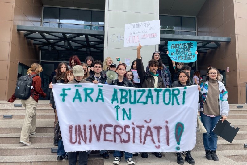 VIDEO Protest la SNSPA la deschiderea anului universitar. Bannere la discursurile de deschidere, afișate în amfiteatru