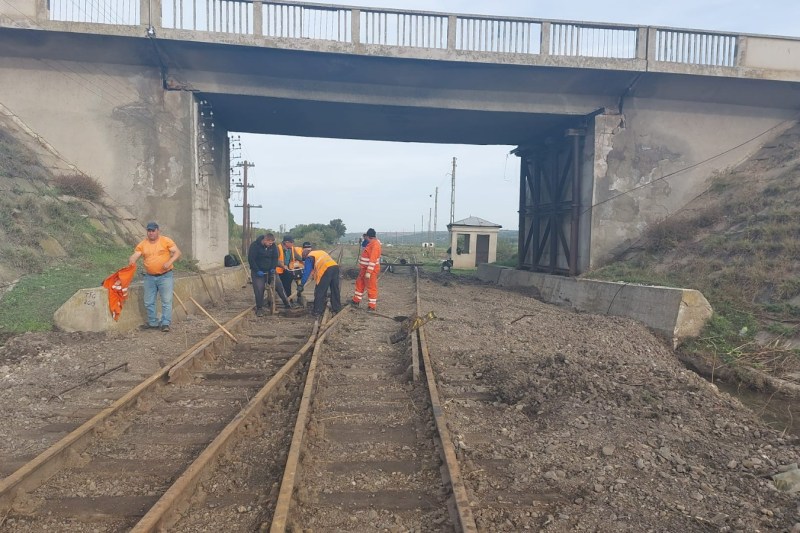 Trenurile revin pe o treime din linia Galați-Bârlad, care a fost grav avariată de inundațiile din septembrie