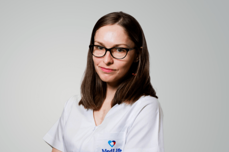 #medicibuni Dr. Laura Sinea, oncolog MedLife: „Cancerul mamar apare tot mai des la tinere, între 30 și 45 de ani. Este foarte important ca tratamentul să fie inițiat la timp”