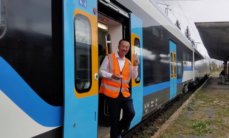 FOTO Cum arată primul tren electric chinezesc de mare viteză care va circula prin România cu 160 km/h. Probe în gara Predeal