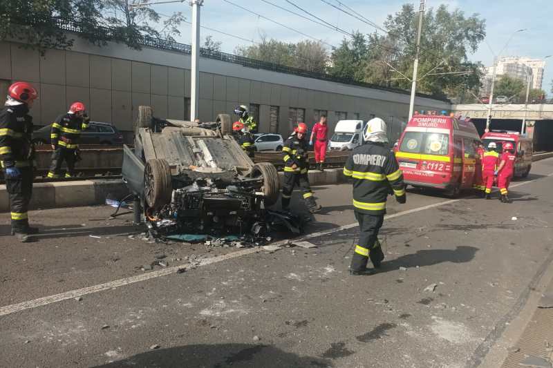 O mașină a zburat peste parapet și a căzut la intrarea în Pasajul Lujerului, pe linia de tramvai / Circulația tramvaiului 41 a fost blocată