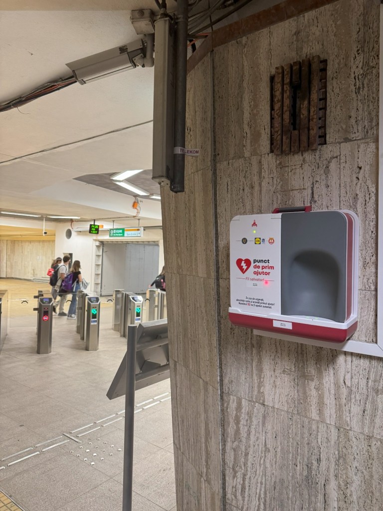 Defibrilator automat pentru acordarea de prim ajutor în cazul unui stop cardio-respirator. FOTO Metrorex/DSU