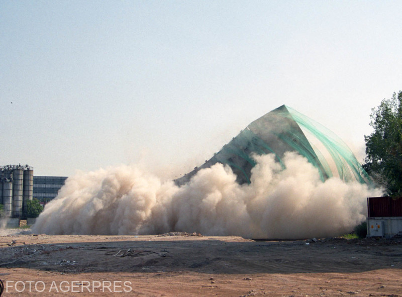 Ultima implozie a cladirii fostei fabrici de sapun "Stela" din cartierul Colentina / FOTO: Agerpres