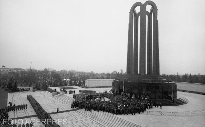 Monumentul Eroilor din Parcul Carol, istoria neștiută. Gândit pentru ostașii căzuți la Stalingrad, a ajuns mausoleul liderilor comuniști