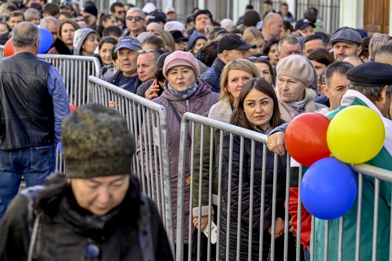 LIVE Rezultate parțiale la alegerile din Republica Moldova: Maia Sandu conduce în primul tur al prezidențialelor / Peste 54% dintre alegători au votat „NU” la referendumul pro-UE după numărarea a 85% din voturi / Reuters: „Un șoc pentru guvernul pro-european” / AICI ai continuarea numărării