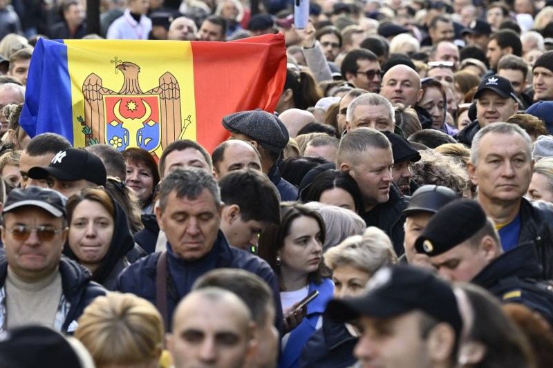 LIVE – Ora 10:00 Suspans la Chișinău: voturile din Diaspora au dus referendumul în prelungiri / Urmează o zi de tensiune în Republica Moldova – tabăra europeană, în avantaj datorită voturilor din străinătate / Maia Sandu conduce cu 41,9% în primul tur al prezidențialelor