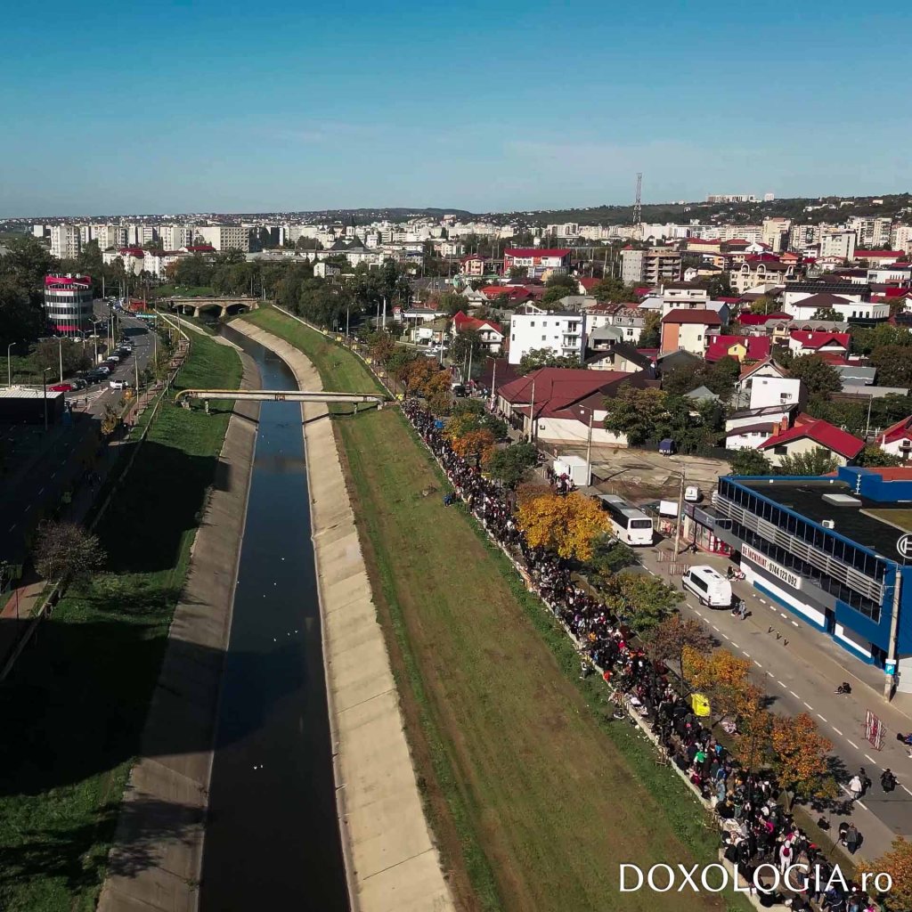 Coadă la moaștele Sfintei Parascheva la Iași / FOTO: Doxologia - Facebook