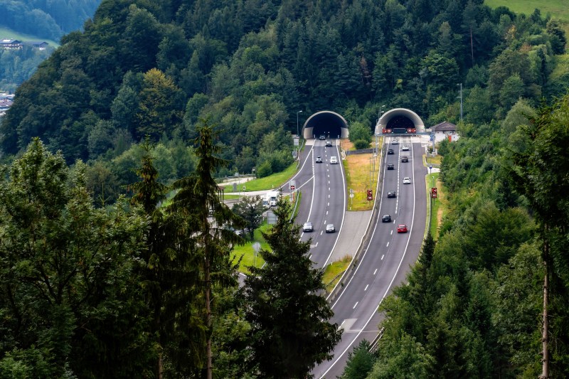 19 tuneluri pe unul dintre cele mai spectaculoase segmente pe autostrada care leagă Ardealul de Moldova. De ce e dificil tronsonul