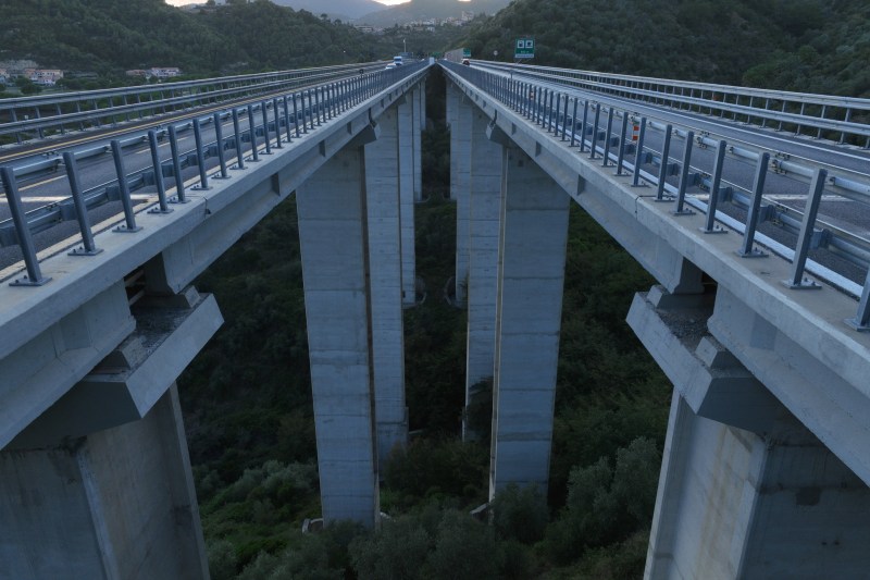 Autostrada „Unirii” A8: Al doilea lot montan a fost scos la licitație / 21 de pasaje și viaducte