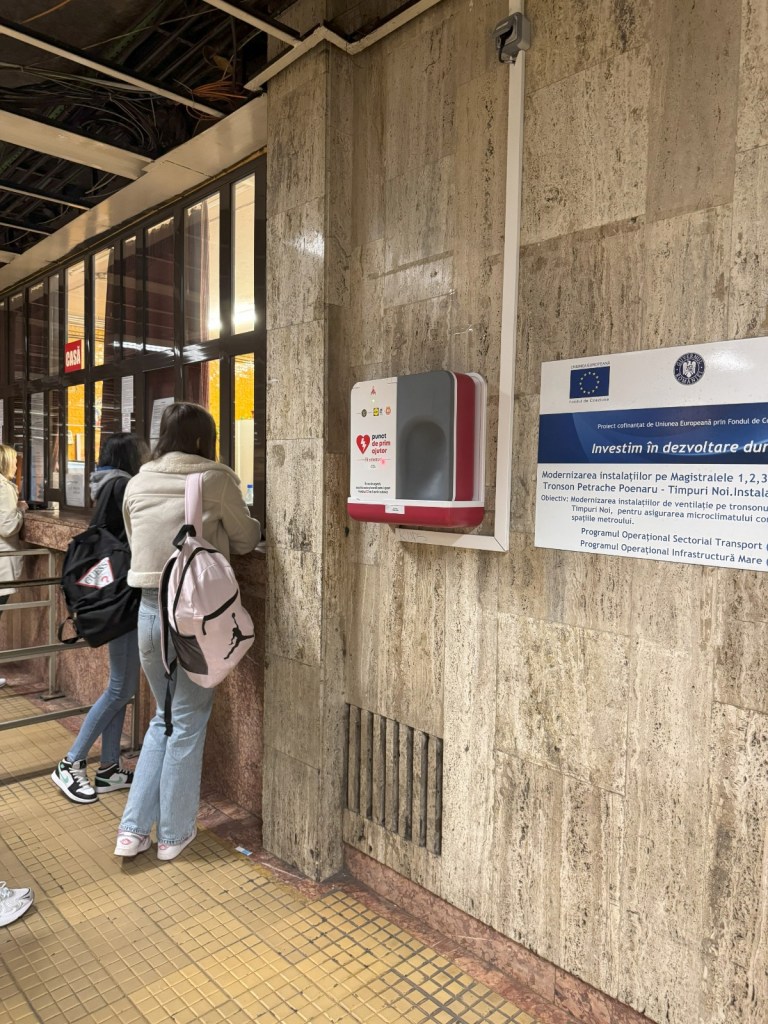 Defibrilator automat instalat la metrou pentru acordarea primului ajutor în cazul unui stop cardio-respirator. FOTO Metrorex/DSU