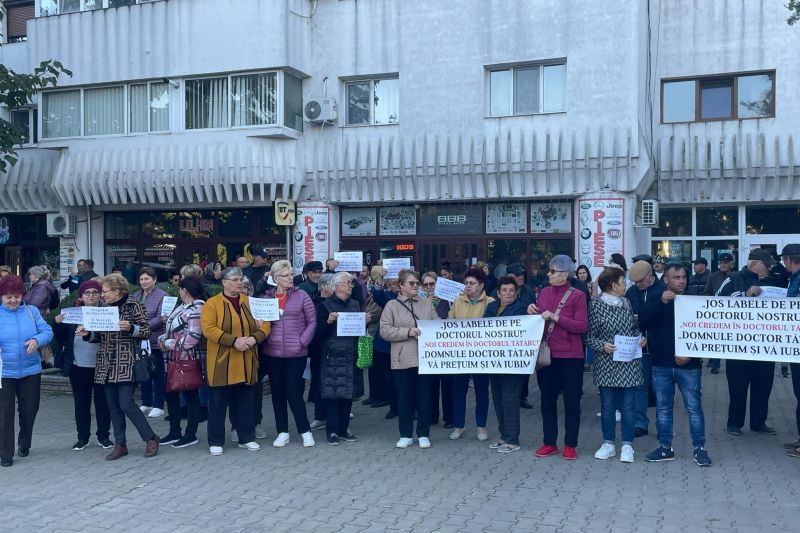 Manifestație de susținere a lui Nelu Tătaru, anchetat de DNA, în Huși: „Unul dintre cei mai buni doctori” / Mesajul medicului pentru protestatari