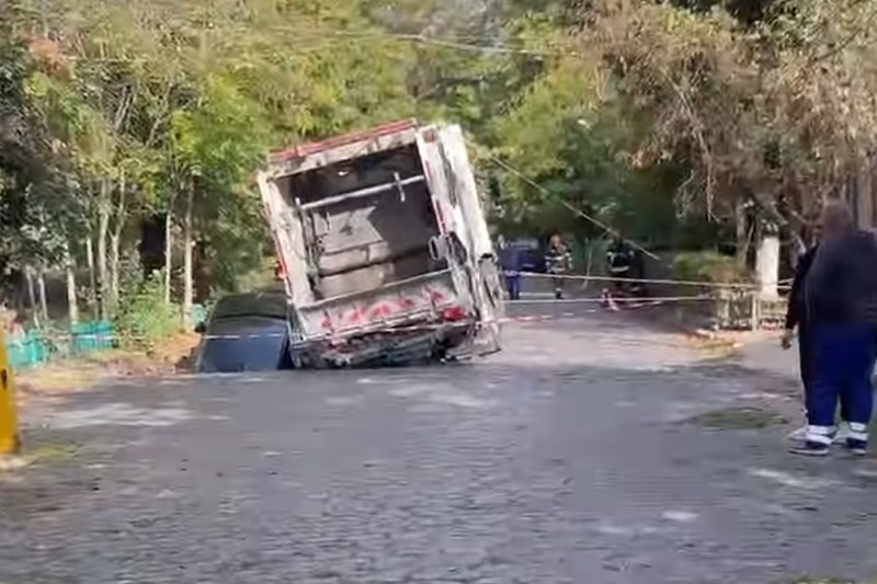 VIDEO Momentul teribil în care se surpă asfaltul pe o stradă din București și „înghite” o mașină exact când un copil coboară din ea