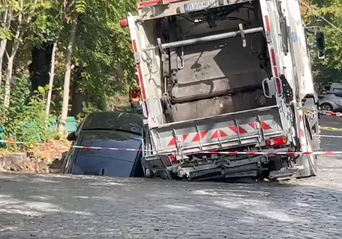 VIDEO O maşină a căzut într-o groapă, după ce asfaltul s-a surpat brusc, în Sectorul 6 din București. Reacția Primăriei