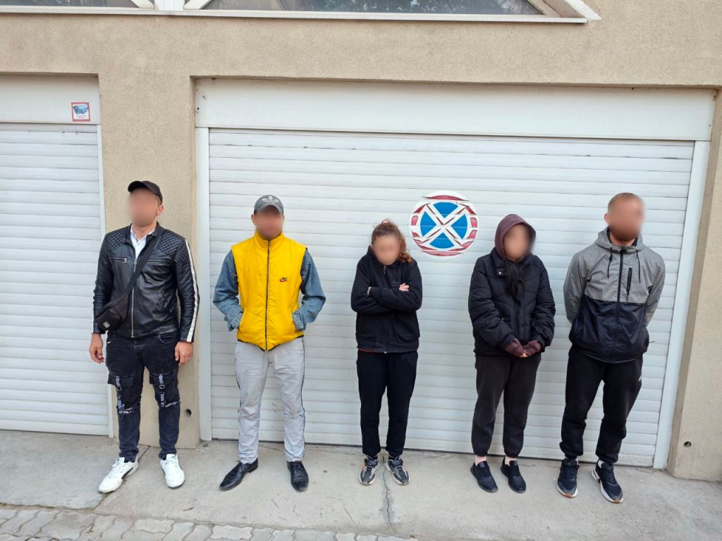 Cele cinci persoane reținute. Foto: Poliția Republicii Moldova