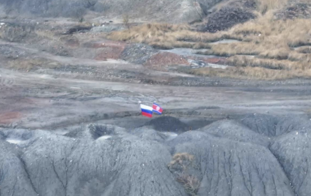 presupus steag nord-coreean alaturi de cel rus intr-o localitate ucraineana cucerita de Rusia / FOTO captură X