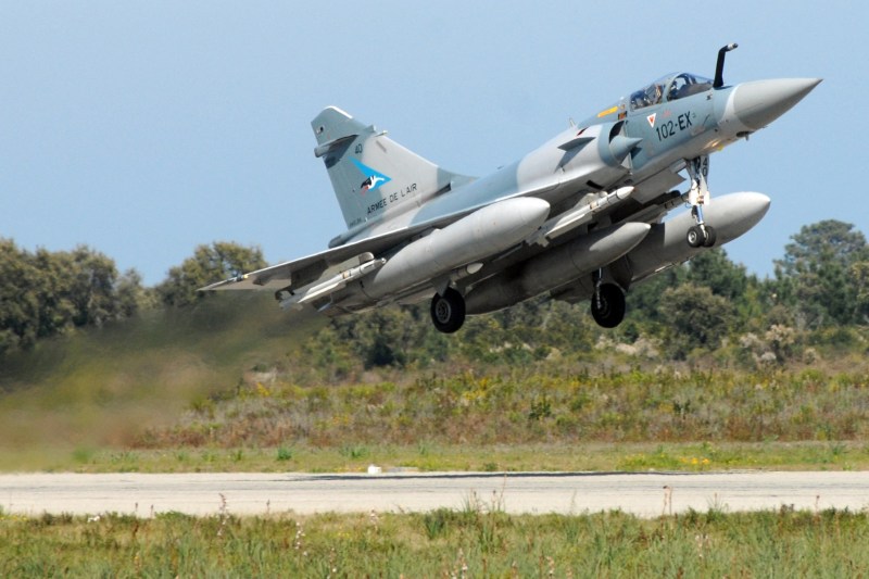 Când vor ajunge în Ucraina avioanele franceze de vânătoare Mirage 2000-5. Parisul promite să le doteze cu „noi echipamente de luptă aer-sol”