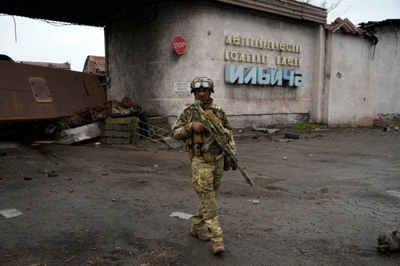 Un soldat rus în fata Fabricii de Oțel și Fier Illici din Mariupol / FOTO: AP / AP / Profimedia