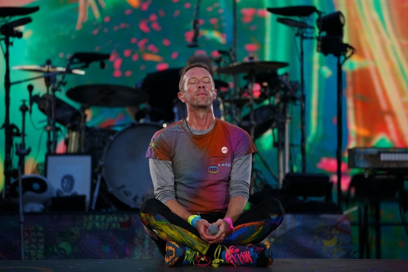 Sume astronomice pentru biletele la concertele Coldplay în India. A intervenit și poliția