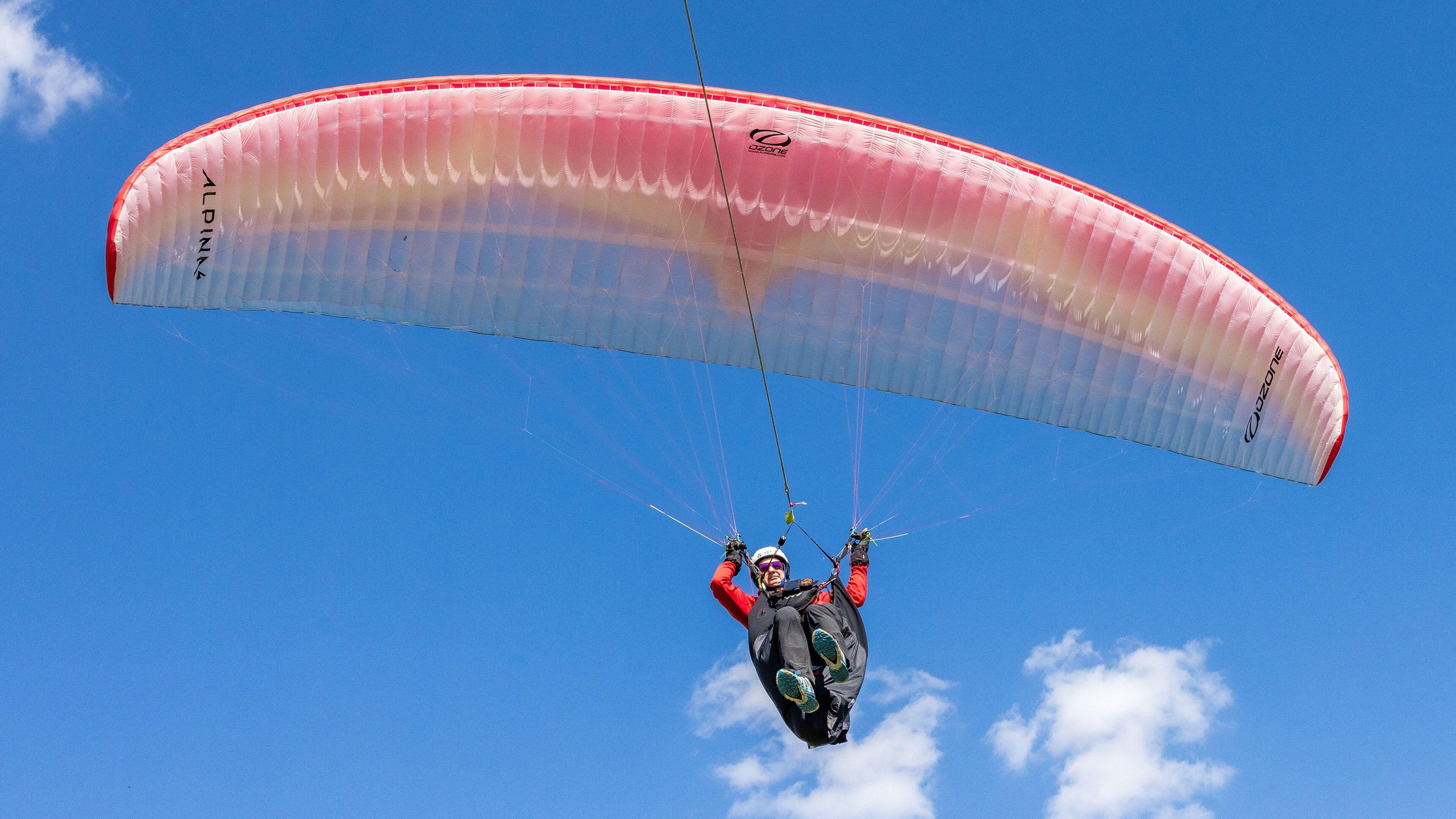 Accident cu parapanta în Alba. Victima este căutată într-o zonă greu accesibilă