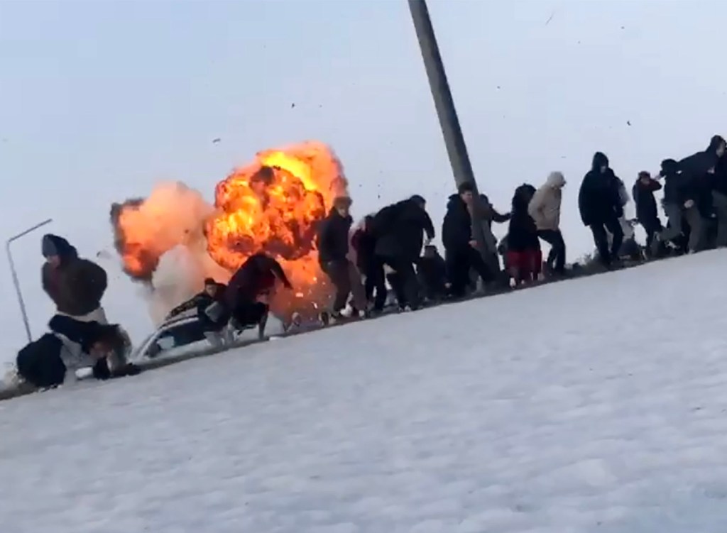 Muncitori din Alabuga care asamblează drone iraniene Shahed, aleargă pentru a se salva după un atac ucrainean. Credit: east2west news / WillWest News / Profimedia