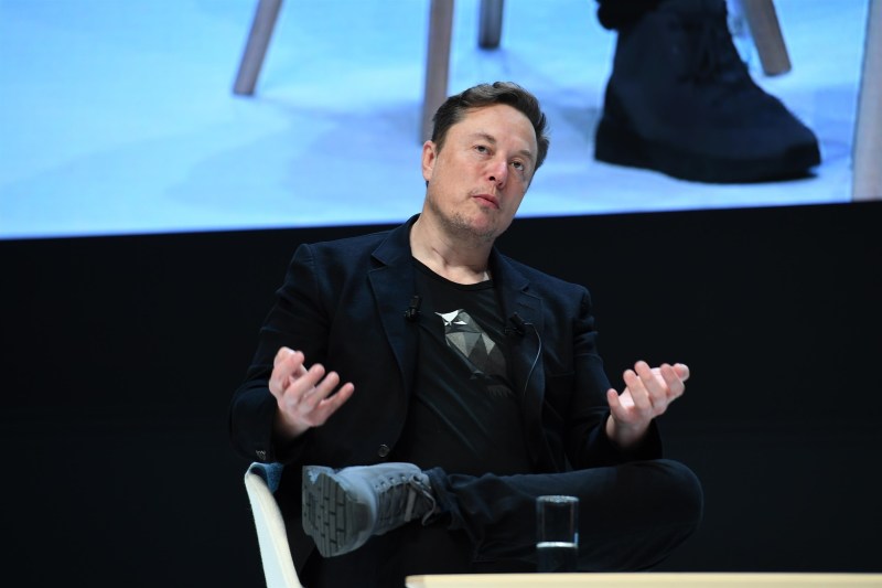 Elon Musk, promotor al mesajelor anti-imigrație, și-a construit imperiul muncind ilegal în SUA în anii ’90