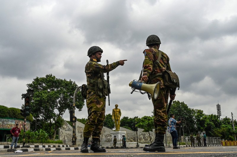 Guvernatorul unei bănci centrale denunță o fraudă uriașă, cu implicarea serviciului de informații militare. Bancherii, amenințați cu „arma la tâmplă”