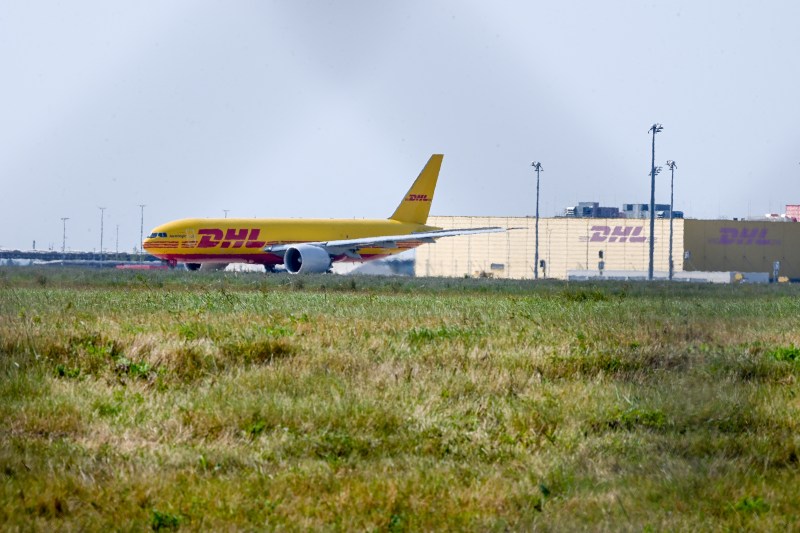 Spionii ruși, suspectați că au pus un dispozitiv explozibil într-un colet trimis cu avionul în Marea Britanie, după un incendiu la un depozit DHL