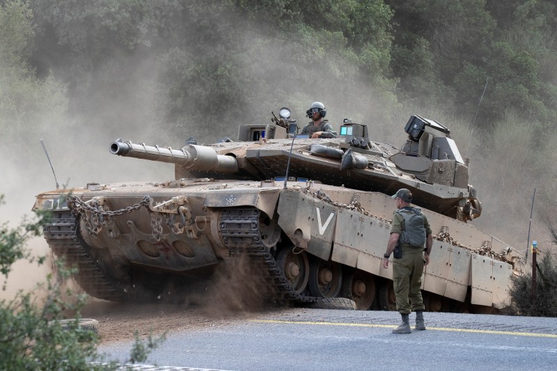 Tanc israelian îndreptându-se spre granița cu Liban / FOTO Jim Hollander / UPI / Profimedia