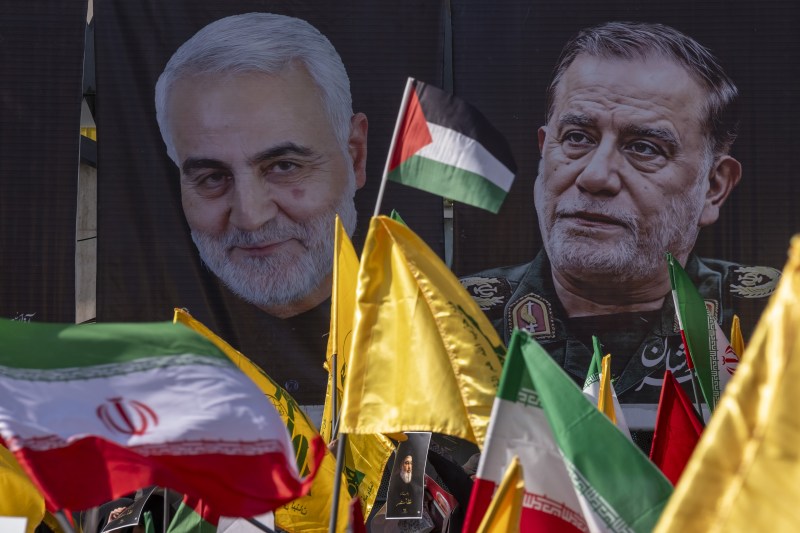 Portretele generalului Forţei Quds Qassem Soleimani (ucis în 2020) și generalul Abbas Nilforoushan (ucis în septembrie 2024). Mai jos se vede și secretarul general al Hezbollah, Hassan Nasrallah, care a fost ucis în același atac israelian în care a murit Abbas Nilforoushan / FOTO: Morteza Nikoubazl/NurPhoto/Shutt / Shutterstock Editorial / Profimedia