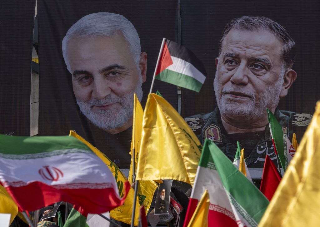 Portretele generalului Forţei Quds Qassem Soleimani (ucis în 2020) și generalul Abbas Nilforoushan (ucis în septembrie 2024). Mai jos se vede și secretarul general al Hezbollah, Hassan Nasrallah, care a fost ucis în același atac israelian în care a murit Abbas Nilforoushan / FOTO: Morteza Nikoubazl/NurPhoto/Shutt / Shutterstock Editorial / Profimedia