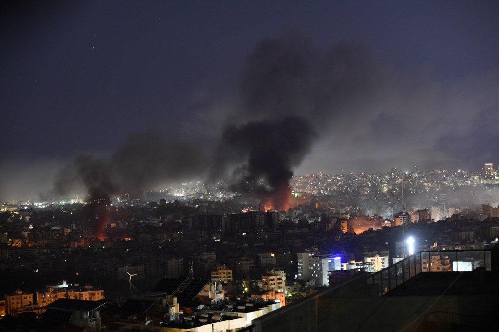 Fum deasupra suburbiei sudice Dahieh, a Beirutului, după noi atacuri ale IDF / FOTO: AA/ABACA / Abaca Press / Profimedia