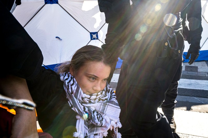 Greta Thunberg arestată pentru a cincea oară de la începutul anului. Activista a dat de furcă polițiștilor din patru țări