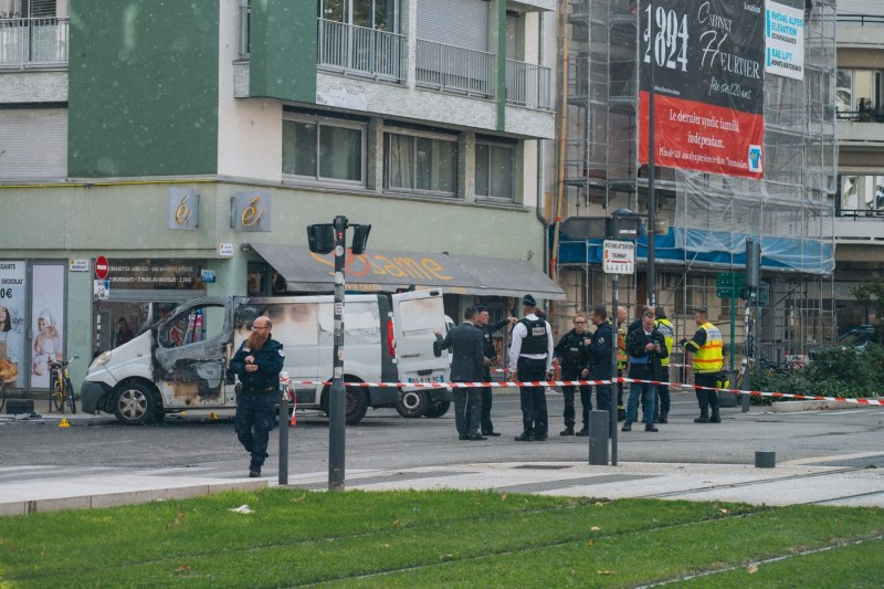 VIDEO Tentativă de jaf armat într-un oraș din Franța. Atacatorii au vizat o furgonetă blindată