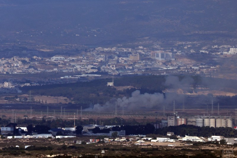 Această fotografie făcută din orașul-port Haifa, din nordul Israelului, arată fum în apropierea orașului Tamra, din nordul Israelului, în timpul unui atac cu rachete din sudul Libanului, pe 12 octombrie 2024. / FOTO: AHMAD GHARABLI / AFP / Profimedia