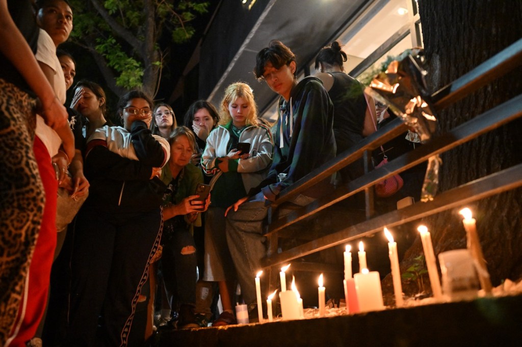 Fanii cantaretului, adunati la locul mortii acestuia. Credit: Luis ROBAYO / AFP / Profimedia